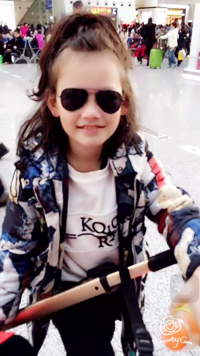 大的周泽西一个人回长沙 在高铁站把Jackson吻醒……