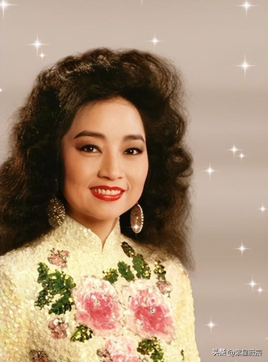 刘德华、发哥下跪致敬，宁离婚不改国籍的徐小凤，如今怎么样了？