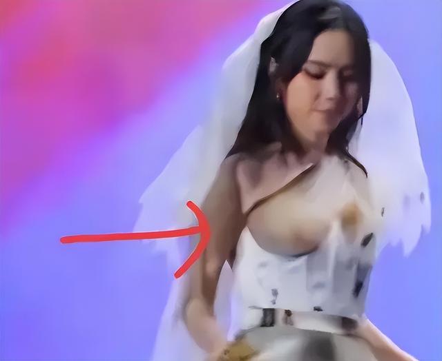 邓紫棋再度翻车!穿婚纱如走光,网友直呼得罪了设计师