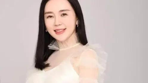 魏新雨 :一个集美丽与才华于一身的女人 她的歌声是不是超级迷人呀