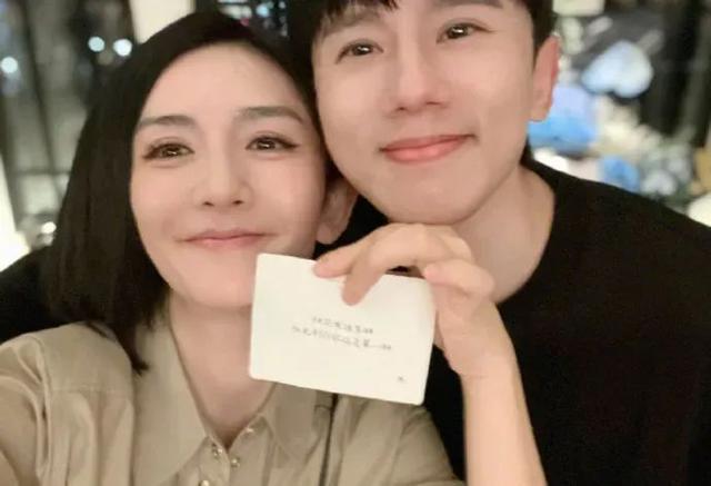 谢娜回应带留置针看张杰演唱会，发文再现蔡少芬经典语录：要不要辣么夸张