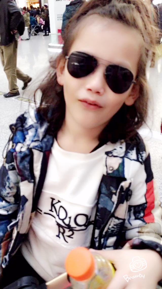 大的周泽西一个人回长沙 在高铁站把Jackson吻醒……