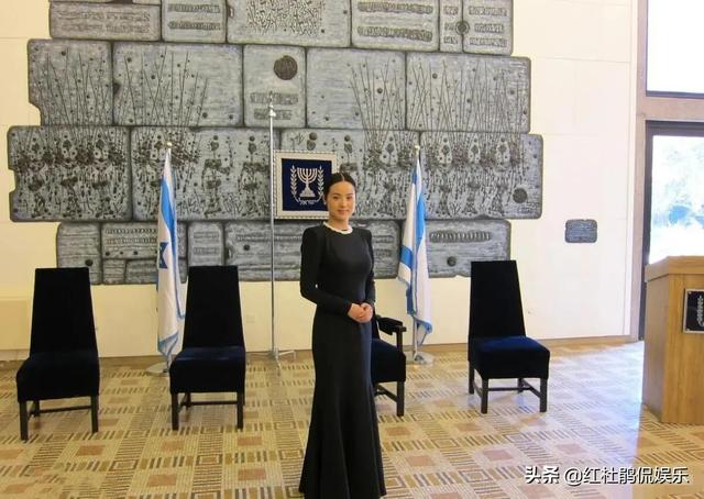 歌唱家哈辉晒全家福,一双儿女可爱颜值高,老公杨柳胡子花白抢眼