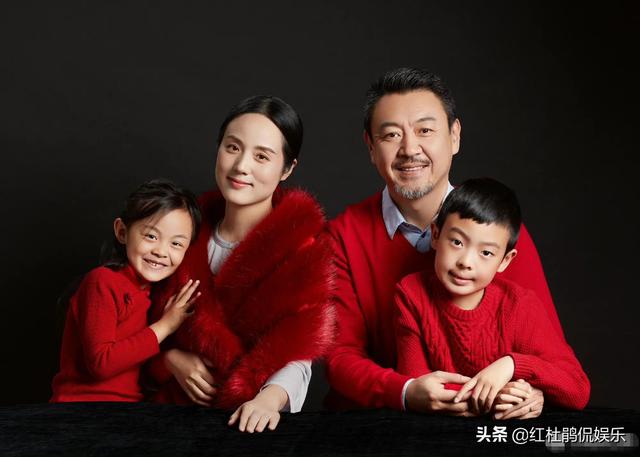 歌唱家哈辉晒全家福,一双儿女可爱颜值高,老公杨柳胡子花白抢眼