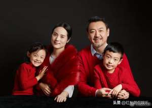 哈辉(歌唱家哈辉晒全家福，一双儿女可爱颜值高，老公杨柳胡子花白抢眼)