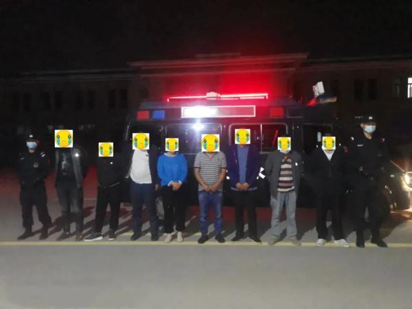 8人在小树林里干坏事，全部被抓