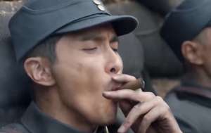 张松龄(烽烟尽处：37岁张翰给42岁女明星演儿子，母子同框画面尴尬了)