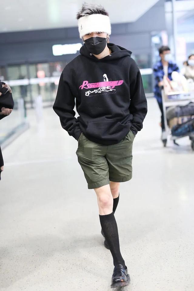 男星街拍｜蔡徐坤酷黑出场，本森新男友竟然是他？