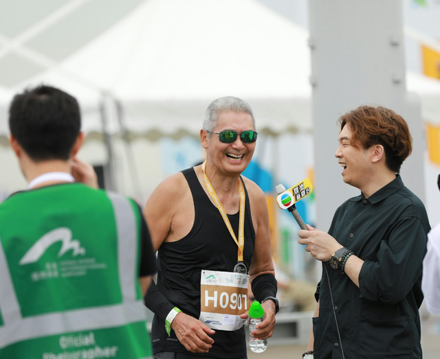 56亿身家的周润发再做善事，办个人展捐出收入，曾拍出297万天价