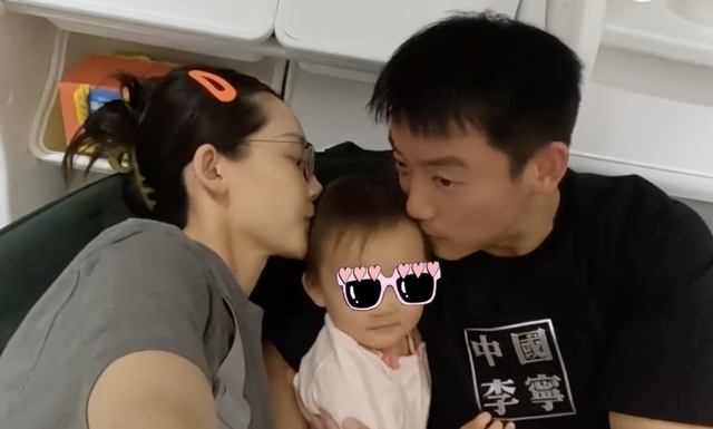 郑恺结婚2周年纪念日团圆，苗苗撒娇要牵手，一家三口幸福同框