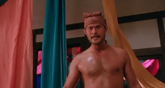 他被誉为“风月片”教父，拦截训练中的女兵，直言：我们结婚吧