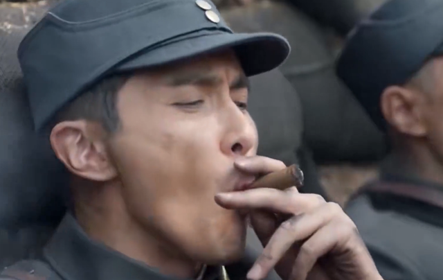 烽烟尽处：37岁张翰给42岁女明星演儿子，母子同框画面尴尬了