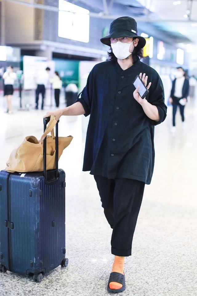 男星街拍｜蔡徐坤酷黑出场，本森新男友竟然是他？