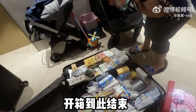 郑恺结婚2周年纪念日团圆，苗苗撒娇要牵手，一家三口幸福同框