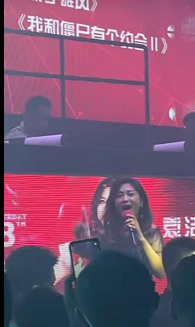 内地登台因长腿抢镜，TVB女星袁洁仪曾三度流产，提议老公找情人