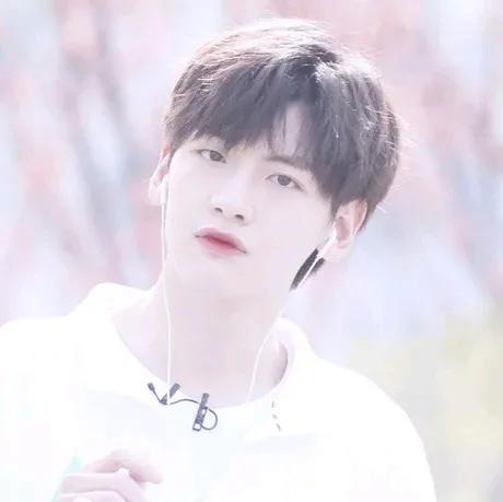 《翟潇闻：高考三战科二五过，乐观面对，笑料不断的传奇》