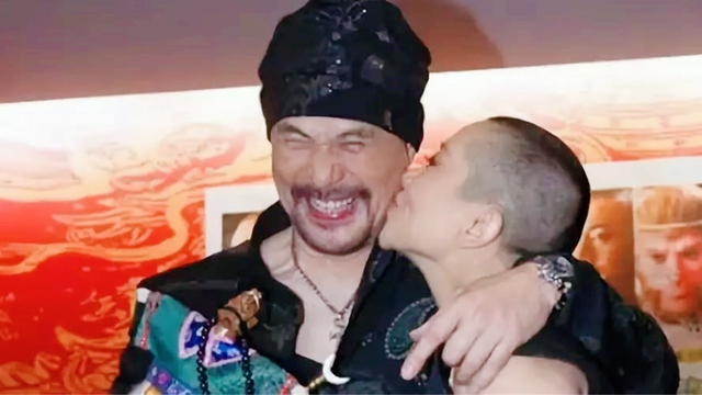 他被誉为“风月片”教父，拦截训练中的女兵，直言：我们结婚吧