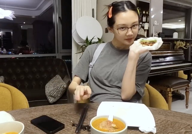 郑恺结婚2周年纪念日团圆，苗苗撒娇要牵手，一家三口幸福同框