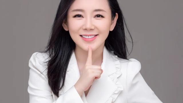 魏新雨 :一个集美丽与才华于一身的女人 她的歌声是不是超级迷人呀