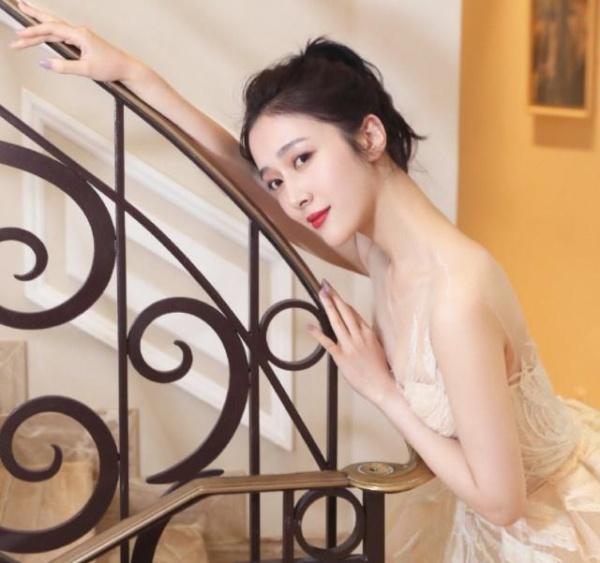 甜美！长裙修身杨欣颖，粉丝：即便身处严冬，仍感觉春天永续