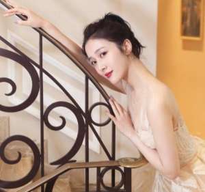 杨欣颖(甜美长裙修身杨欣颖，粉丝：即便身处严冬，仍感觉春天永续)