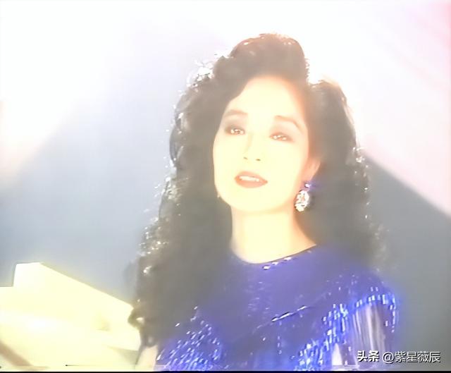 刘德华、发哥下跪致敬，宁离婚不改国籍的徐小凤，如今怎么样了？