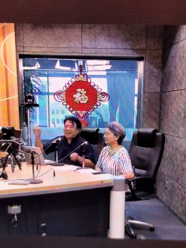 雪石创作诗歌《欢乐正前方》并在北京交通台直播中朗诵