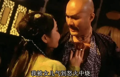 他被誉为“风月片”教父，拦截训练中的女兵，直言：我们结婚吧