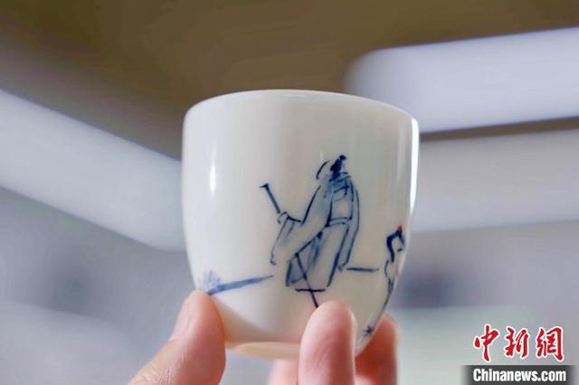 （新春走基层）浙江衢州莹白瓷成新春年货 “倩影”引境外采购商趋之