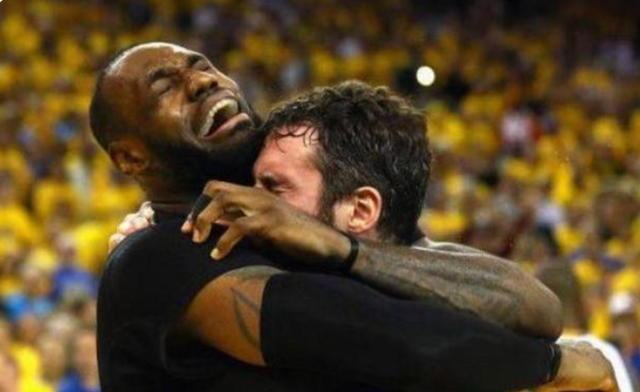 NBA球星夺冠后的英雄泪：库里赛场罕见飙泪，乔丹抱着奖杯痛哭