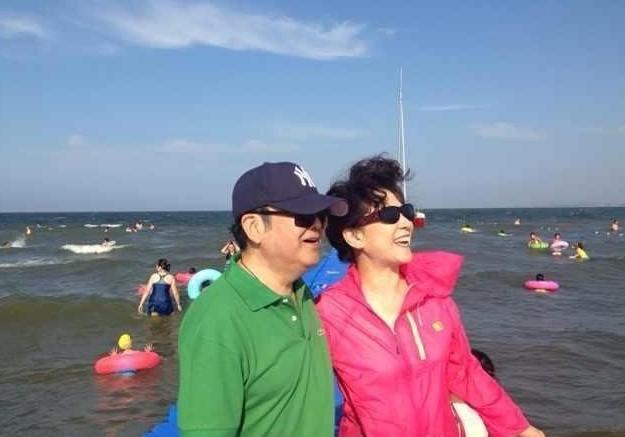 王群，为娶金鹰视后几乎被部队开除，婚后退居幕后成就天下第一嫂