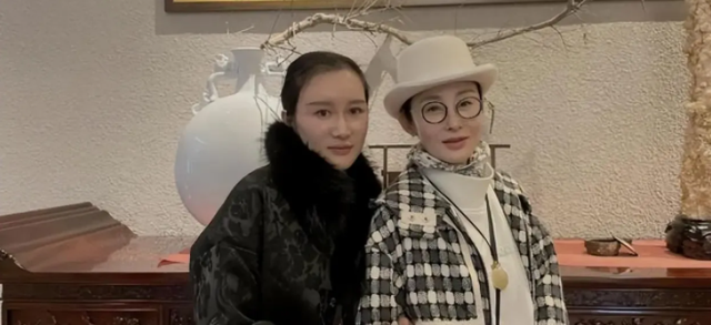 54岁张敏近照曝光，皮肤白皙宛如少女，手臂上戴满首饰优雅端庄