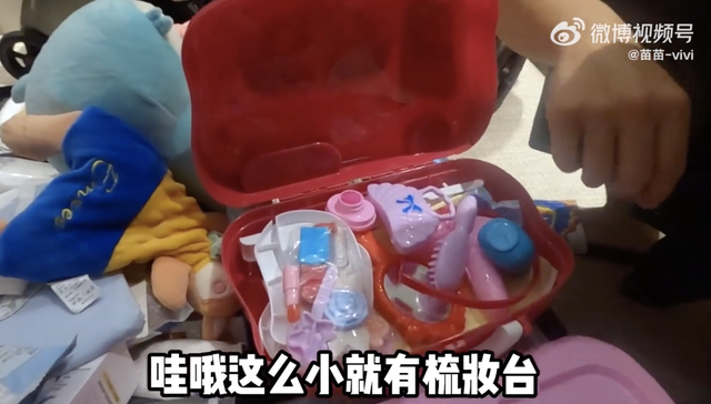 郑恺结婚2周年纪念日团圆，苗苗撒娇要牵手，一家三口幸福同框