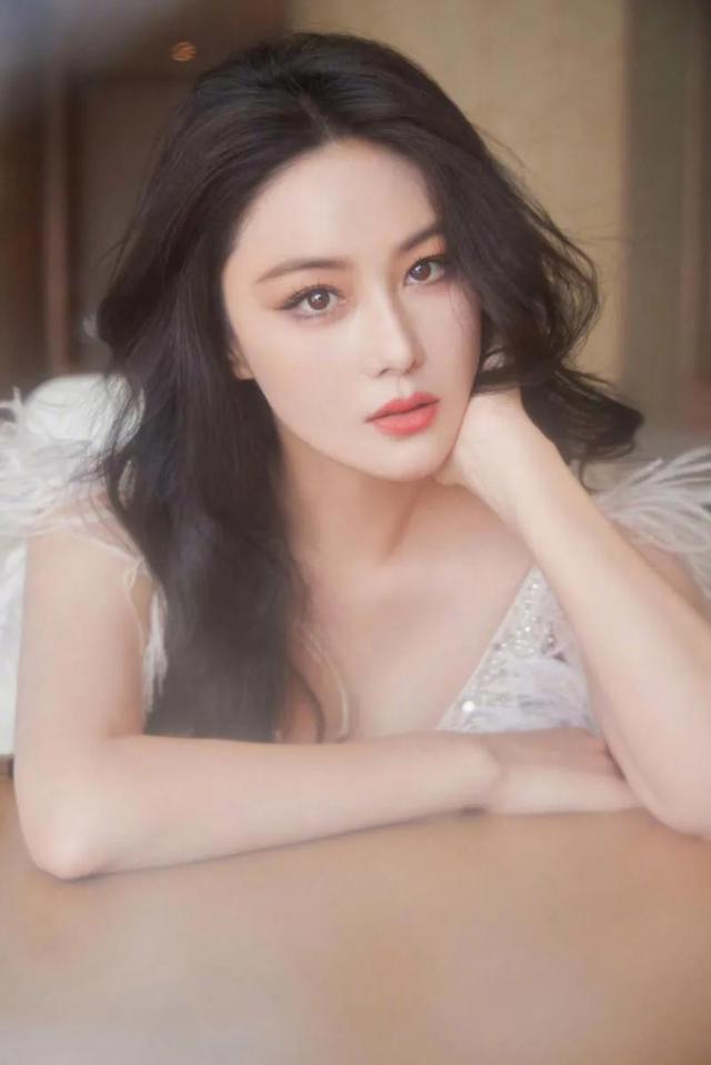 张馨予:写真一场震撼视觉的时尚绮梦