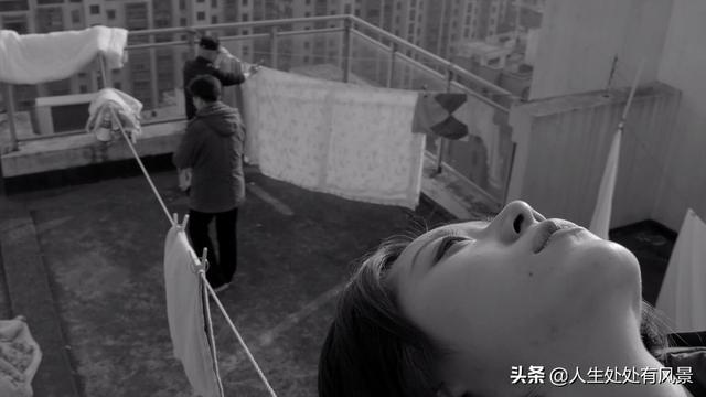 「电影」疏离式的崩塌美学：《她房间里的云》