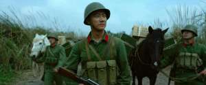 电影芳华(《芳华》战斗场面解析：越军伏击，解放军反伏击)
