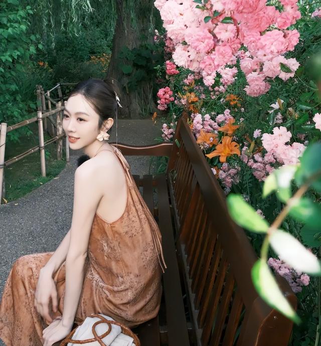 宋丹丹干女儿姜妍公开认爱,与北京某银行行长隐婚?照片流出