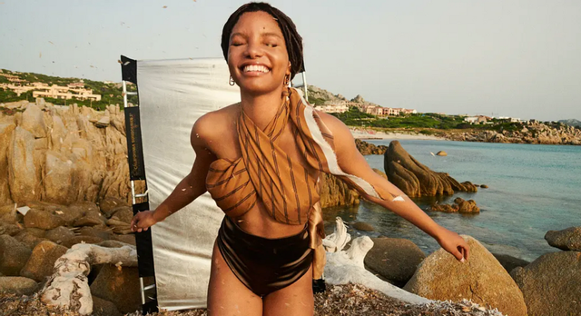 真人版小美人鱼晒美照,身材火辣表情自信,网友:别有风味