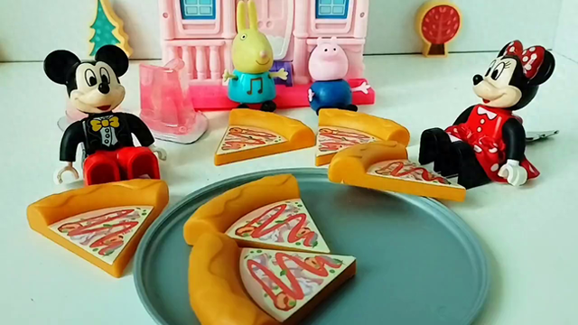 猪爸爸来吃披萨啦，真好吃呀