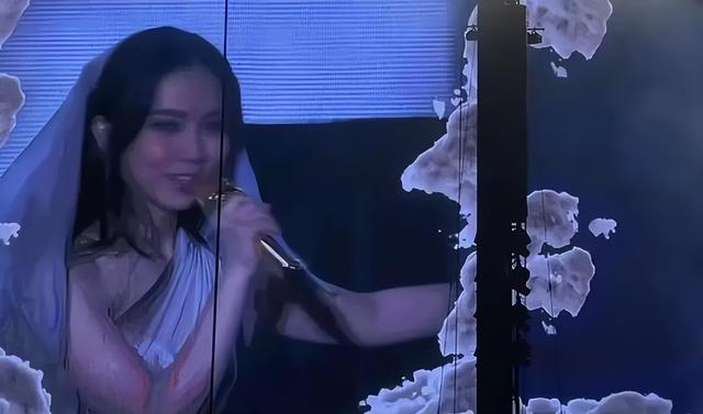 邓紫棋再度翻车!穿婚纱如走光,网友直呼得罪了设计师