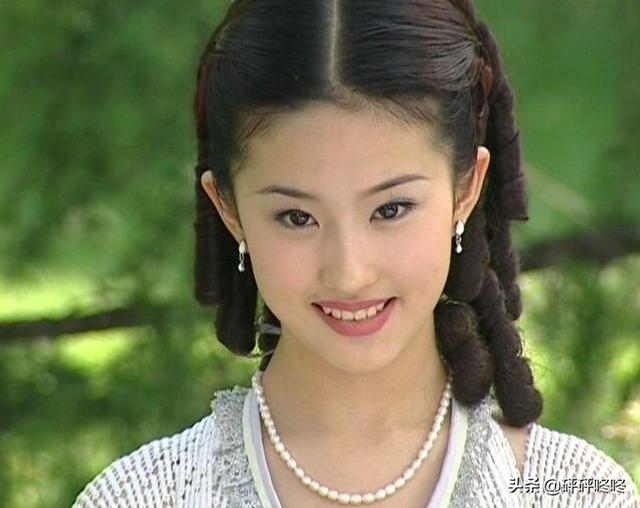 《金粉世家》剧照,15岁的刘亦菲,清纯傲娇,泪光闪闪惹人怜