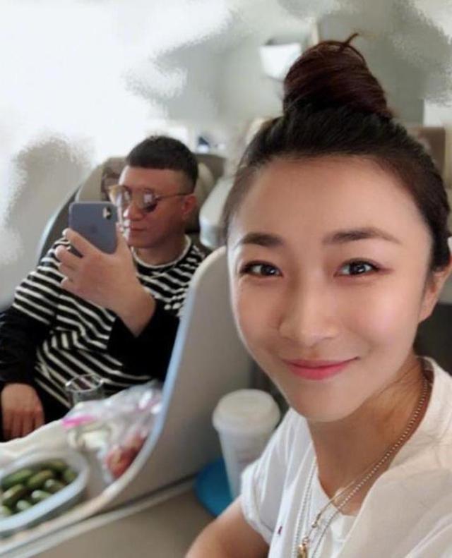 孙红雷接丈母娘北京过年，岳母首露面，看着比他大不了几岁好年轻