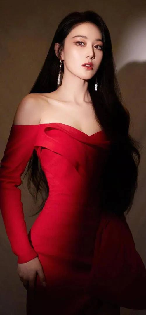 张馨予:写真一场震撼视觉的时尚绮梦