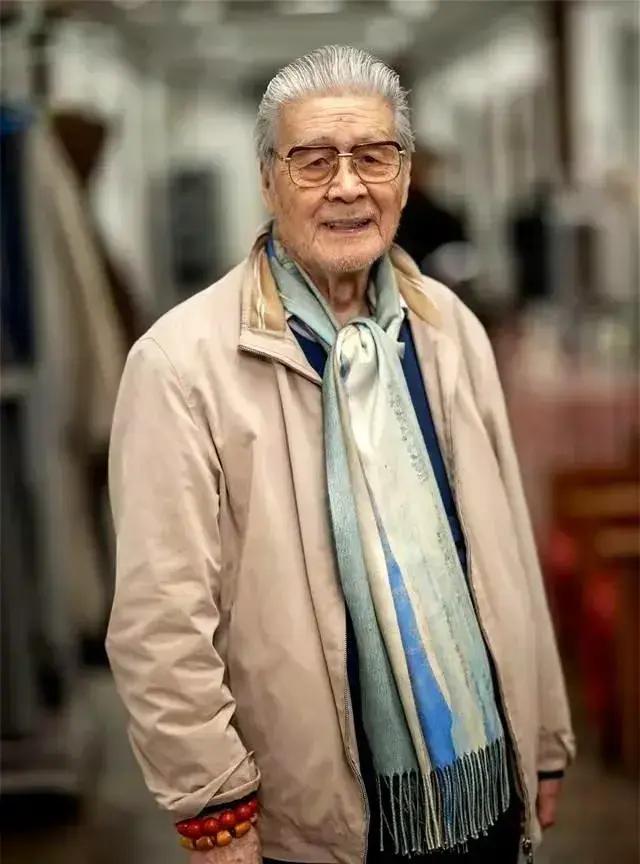 隐姓埋名75年，与演员妻子恩爱64年，95岁的蓝天野传奇一生