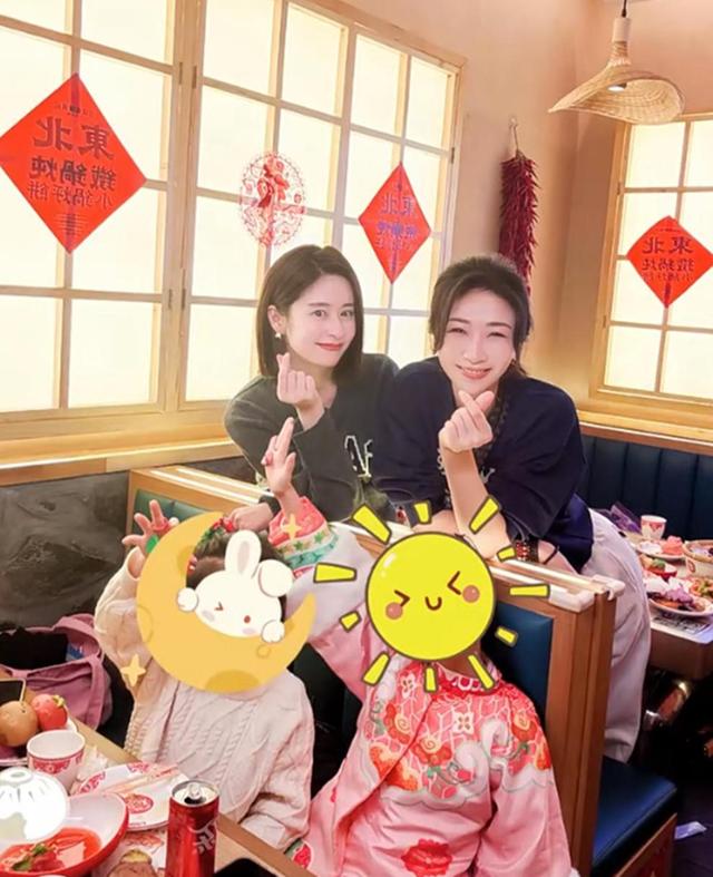 孙红雷接丈母娘北京过年，岳母首露面，看着比他大不了几岁好年轻