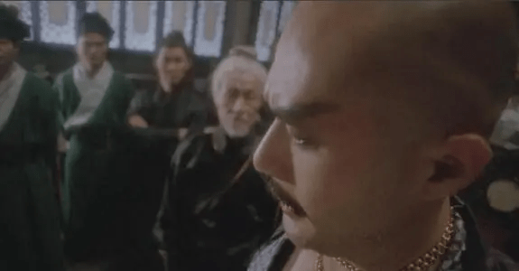 他被誉为“风月片”教父，拦截训练中的女兵，直言：我们结婚吧