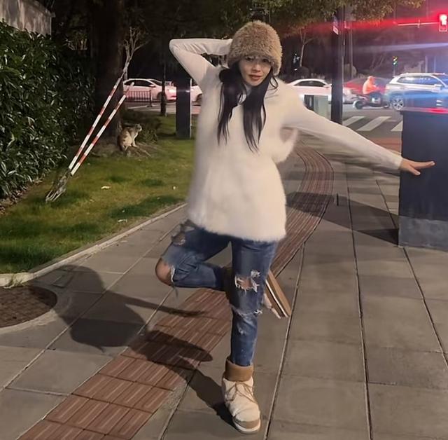 56岁伊能静大冬天穿破洞牛仔裤室外跳舞，状态逆生长太绝美了