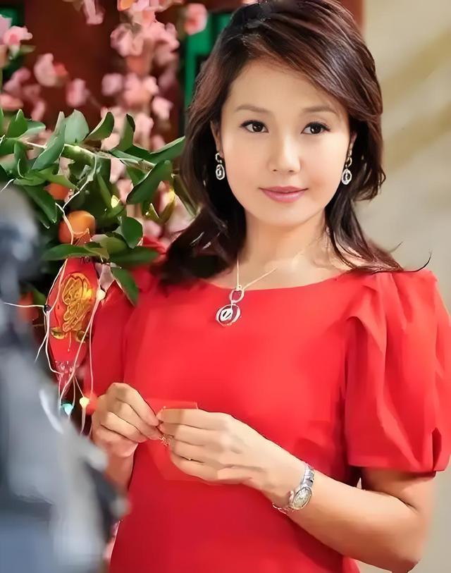 54岁珠江台主持徐洁：从年轻美到老，坚守26年赢广东观众一致好评