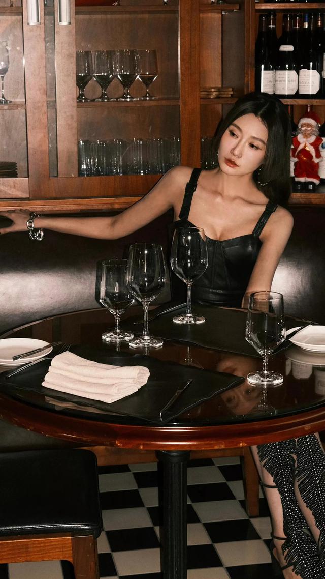 美女主持李斯羽高清壁纸写真，婀娜多姿，仪态万方