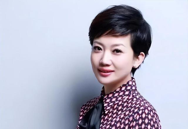 央视美女主持人王端端：嫁同行丈夫表示很幸福，直播落泪遭人质疑